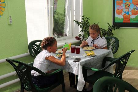 С заботой о здоровье: школьники Волгоградской области получают полезное горячее питание
