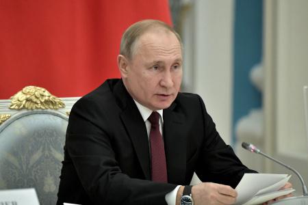 Путин поручил изучить эффективность российских вакцин против новых штаммов коронавируса