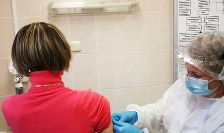 Волгоградцы получают прививки от коронавируса после медосмотров