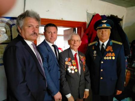 Глава района поздравил ветерана с Великим Днём Победы.