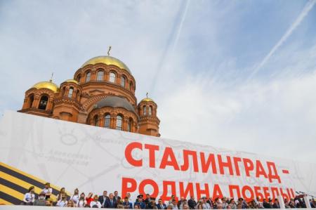 Более 2,2 тысячи человек прошли строем на параде Победы в Волгограде