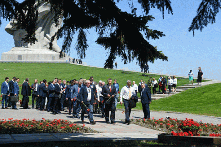 Делегации законодательных собраний почтили память героев Великой Отечественной войны