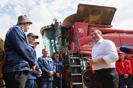 Андрей Бочаров: «Высокий профессионализм, мобилизация сил позволили в непростых условиях сохранить урожай — уже собрано 2 млн тонн зерна»