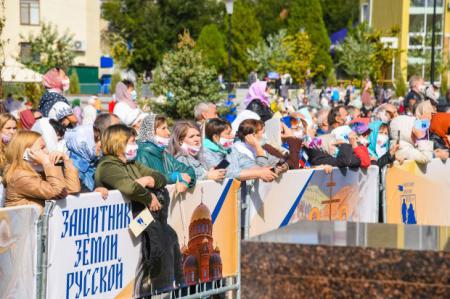 Сотни волгоградцев пришли на открытие храма Александра Невского