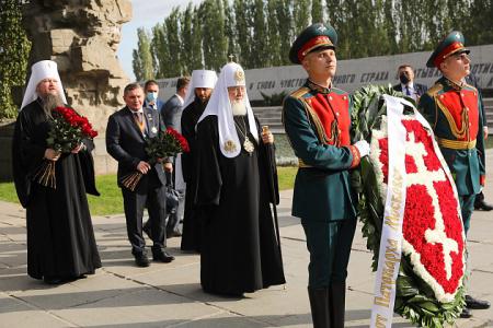 Патриарх Кирилл и Андрей Бочаров почтили память защитников Отечества на Мамаевом кургане