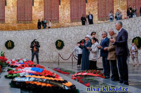 Делегация из Казахстана возложила цветы на Мамаевом кургане