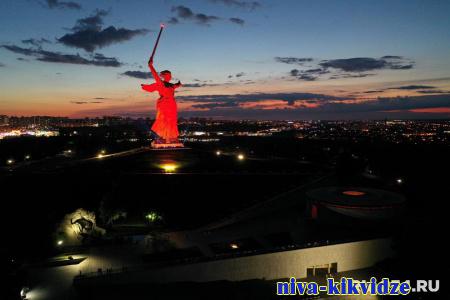 В Волгограде на главной высоте России прожекторы высветили скульптуру Матери-Родины