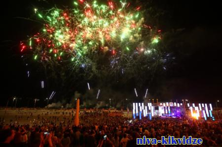 В Волгограде молодежный фестиваль завершился дискотекой и фейерверком