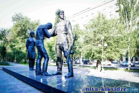 Памятнику комсомольцам в Волгограде вернули первоначальный цвет