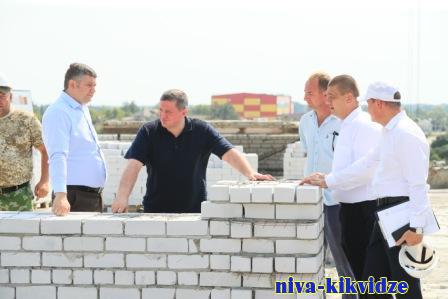 «Такие вещи надо продумывать заранее»: Андрей Бочаров раскритиковал строительство школы в Михайловке