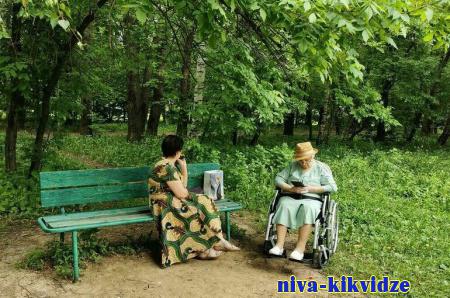 Ухаживающим за инвалидами и пожилыми россиянам предложили назначить пособие в 15 тыс. рублей