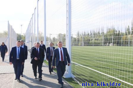«Россия — спортивная держава»: в Волгоградской области открыли футбольный манеж и поле с кортами