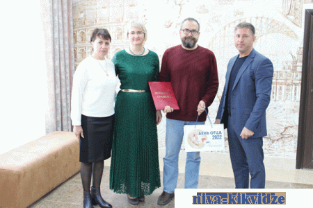 Семья Кривцовых награждена Почётной грамотой и ценным подарком