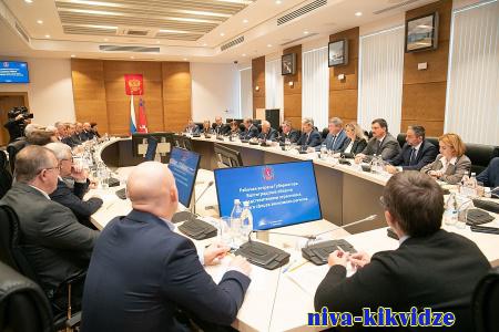Члены Общественной палаты приняли участие в совещании Губернатора с Советом по развитию промышленности.
