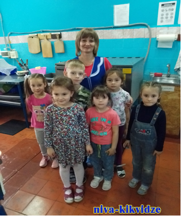 Воспитанники детского сада «Радуга» поздравили повара с профессиональным праздником