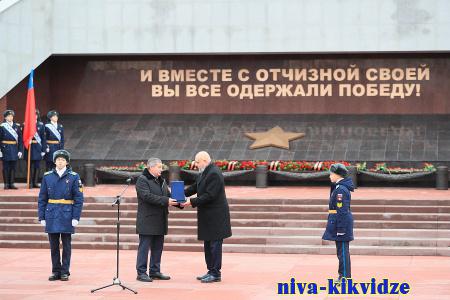 Андрей Бочаров передал Кузбассу капсулу с землёй легендарного Мамаева кургана Волгограда