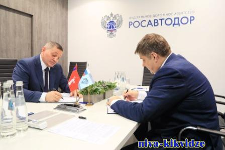 Андрей Бочаров и Роман Новиков подписали соглашение о развитии дорожно-транспортной системы Волгоградской области