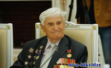 Андрей Бочаров поздравил фронтовика Михаила Терещенко со 100-летием