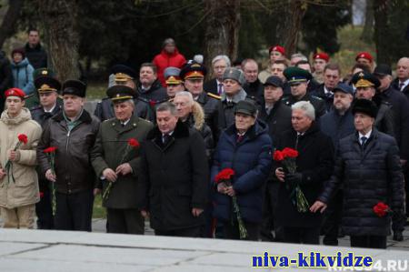 Память защитников Сталинграда почтили возложением цветов на Мамаевом кургане