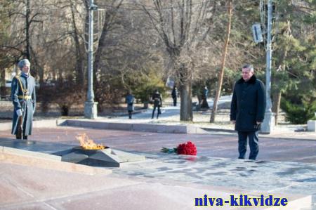 Бочаров возложил цветы к Вечному огню на Аллее Героев в Волгограде