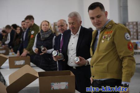 В Волгоградской области подготовили несколько тысяч новогодних посылок для бойцов СВО
