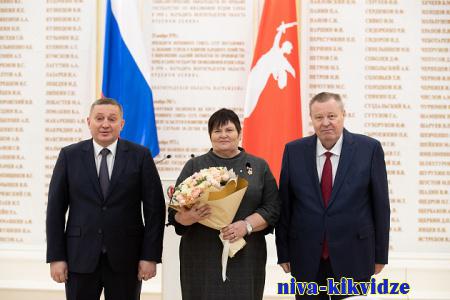 Владимир Устинов и Андрей Бочаров вручили жительнице Волгоградской области награду «Мать-героиня»