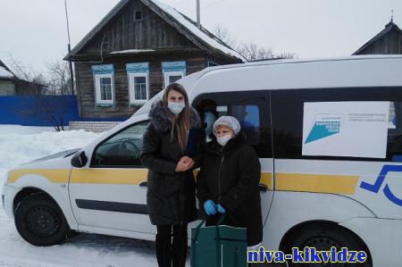 Мобильные бригады волгоградского региона доставляют жителей на вакцинацию