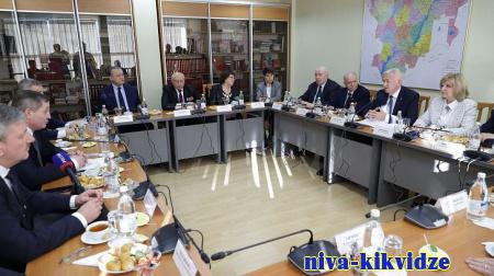 Губернатор Андрей Бочаров провел встречу с областным советом ветеранов