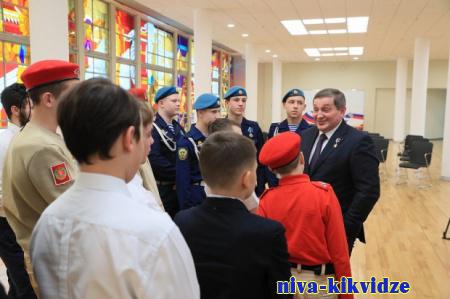 Герой России Андрей Бочаров встретился с детьми-героями в Волгограде