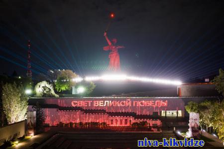 Андрей Бочаров вместе с жителями и гостями города-героя стал зрителем «Света Великой Победы»
