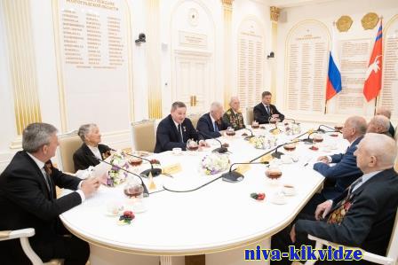 Андрей Бочаров провёл встречу с волгоградскими ветеранами в зале Воинской и Трудовой славы