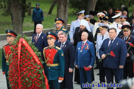 День Победы: венки и цветы в память о героях Великой Отечественной войны возложили на Мамаевом кургане