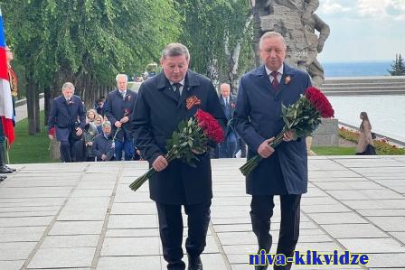Андрей Бочаров и Александр Беглов на Мамаевом Кургане в Волгограде отдали дань памяти защитникам Отечества