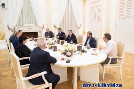 Волгоградский губернатор встретился с организаторами и участниками фестиваля «Вечный огонь»