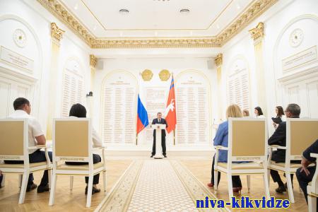 Волгоградский губернатор вручил жителям государственные награды
