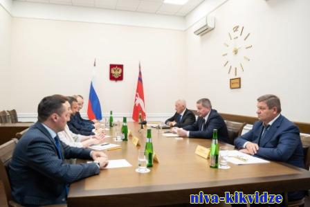 Андрей Бочаров провел встречу с руководителями парламентских партий в Волгоградской областной Думе