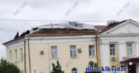 Шквалистый ветер в Волгоградской области снес крышу поселковой администрации