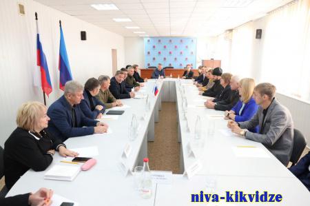 Андрей Бочаров провёл встречу с главой и активом Станично-Луганского района ЛНР