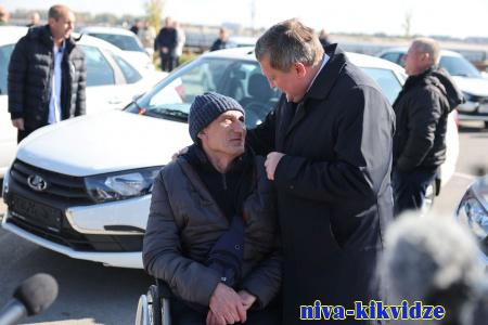 Участникам боевых действий и реабилитационным службам Волгоградской области вручили спецавтомобили