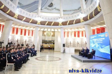 Разговоры о важном: волгоградский губернатор лично провёл урок истории для школьников