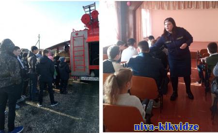 К ежовским школьникам на пожарной машине приехали сотрудники МЧС