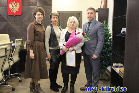 Глава района С.Н. Савин поздравил с юбилеем Л.Н. Тишкову