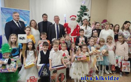 Волгоградские депутаты исполнили новогодние желания воспитанников фонда «Планета детства»