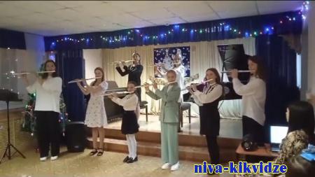 Юные флейтистки продемонстрировали свои таланты на сцене Киквидзенской ДМШ