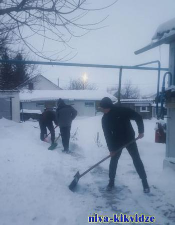 Помощь волонтёров в уборке снега ветеранам труда