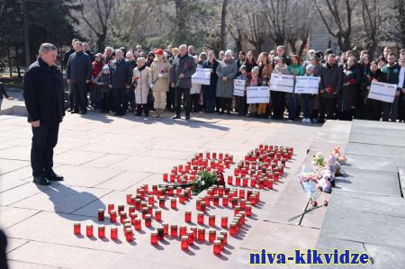 «Мы вместе. Скорбим»: Андрей Бочаров вместе с жителями почтил память погибших в «Крокус Сити Холле»