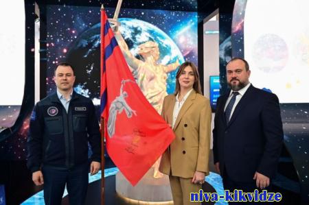 Стенд Волгоградской области на ВДНХ посетил космонавт Дмитрий Петелин