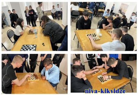 Среди школьников выявили лучших шашистов и шахматистов