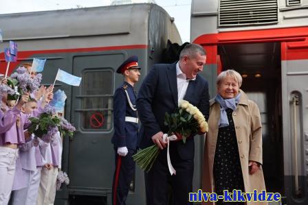 «Добро пожаловать домой!»: Андрей Бочаров встретил прибывшую в Волгоград Александру Пахмутову