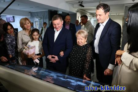 Александра Пахмутова посетила в волгоградском музее Машкова выставку «В песне – жизнь моя!»